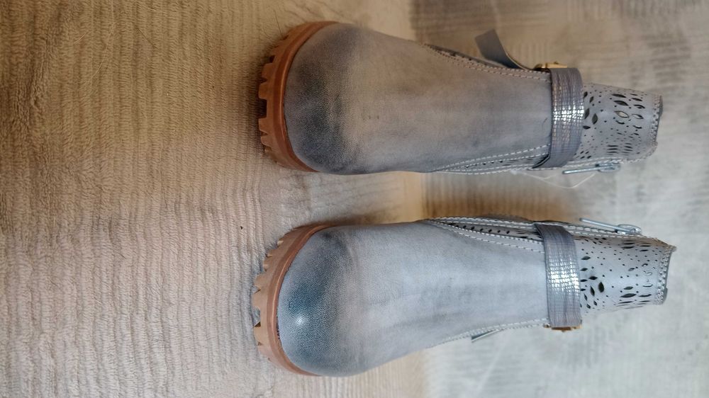 Niebieskie ażurowe botki r.35