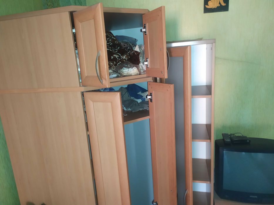 Продається шафа кутова в бездоганному стані з антресоллю, все функціонує 4300гр. Окремо до нього - пенал та комод
