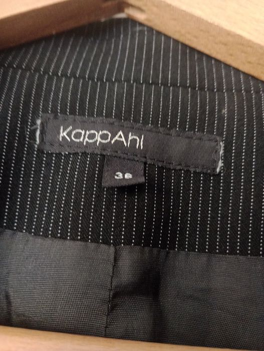 Czarna marynarka z haftem S KappAhl