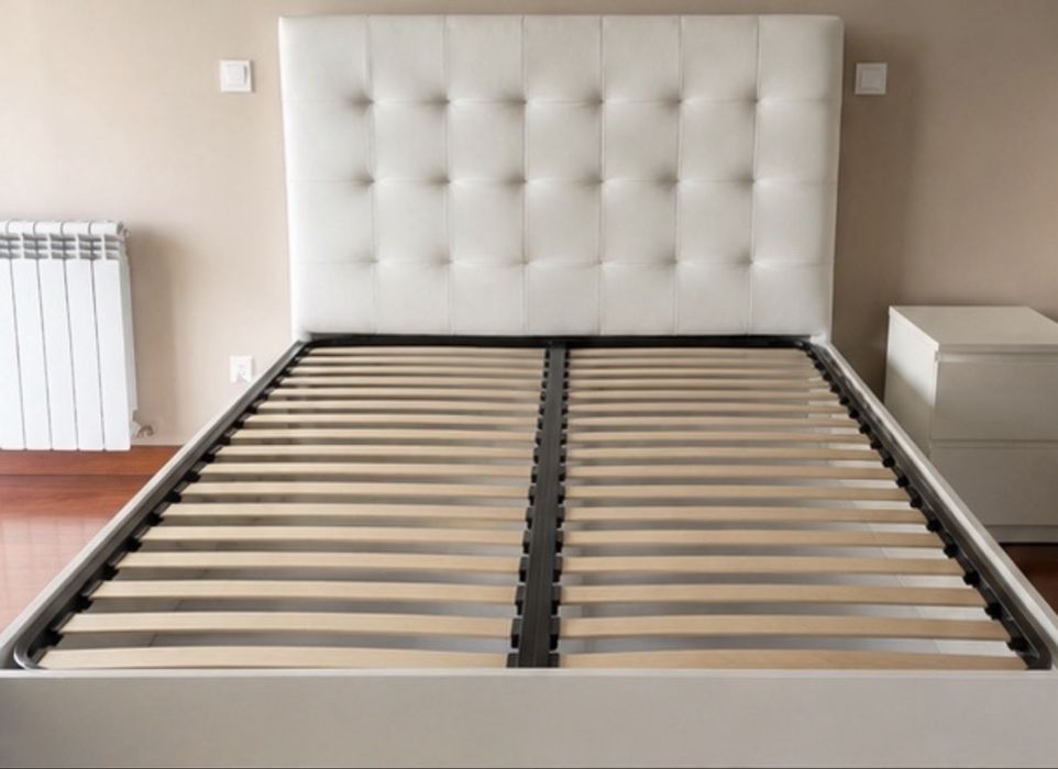 Quarto completo branco – cama com arrumação, cabeceira estofada e mesas de cabeceira
