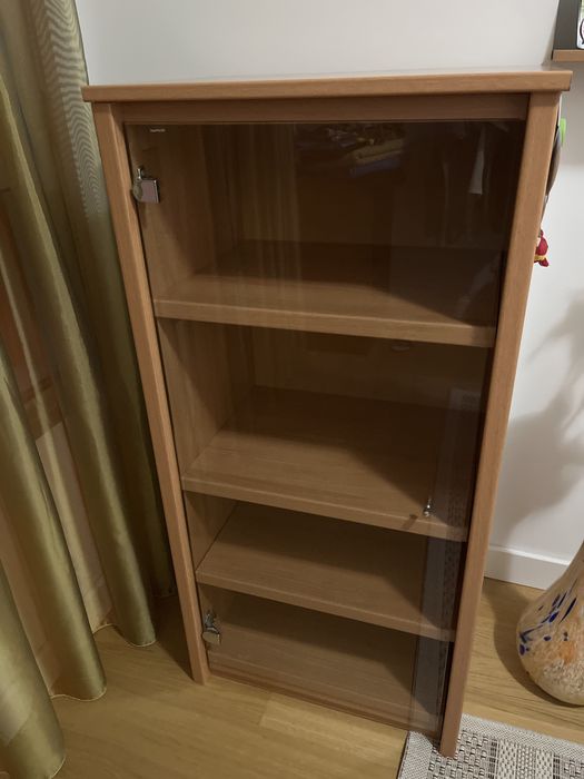 Estante  de madeira carvalho e com porta de vidro.