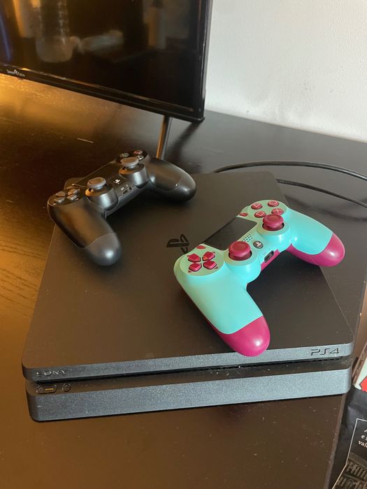 PS4 Slim 500GB + 2 Comandos (1 edição especial Berry Blue) - Muito bem cuidada
