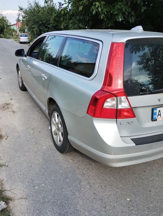 Volvo v 70.бенз . 191 т.км.2 литра . Цвет серый. Салон кожа черный.