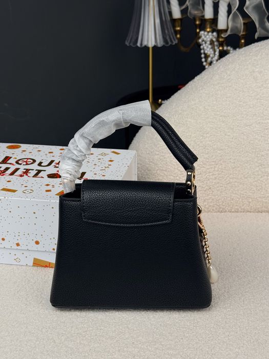 Сумка Louis Vuitton Capucines Black
