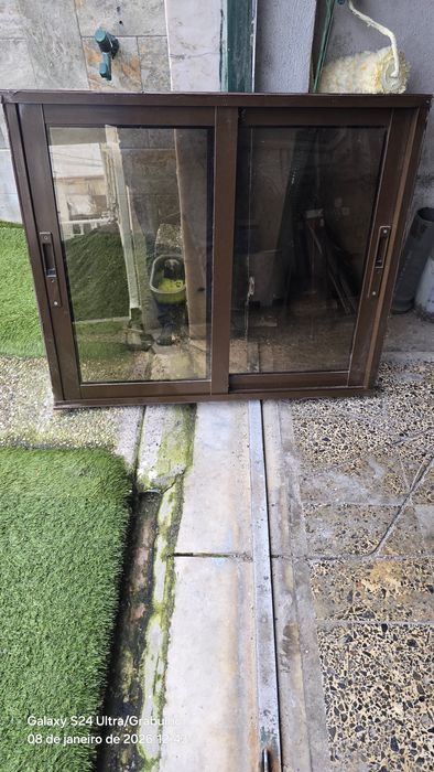 2 Janelas de correr serie mini lacadas a castanho