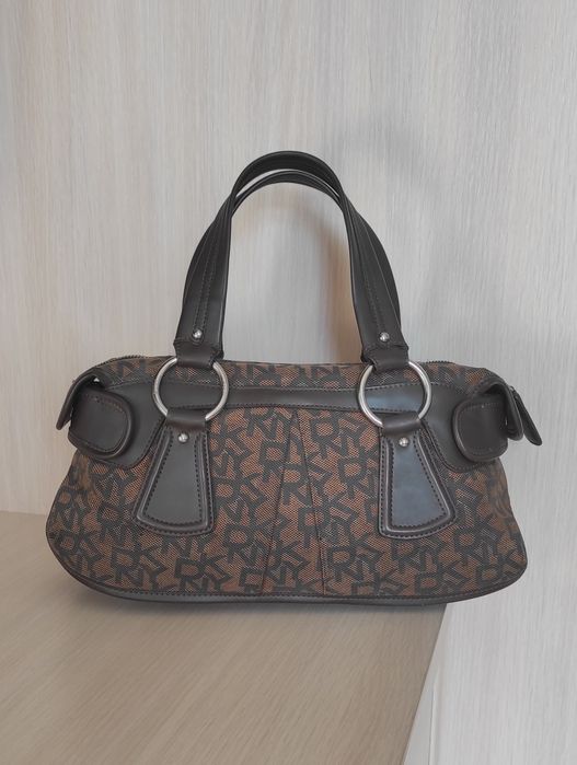 Стильная классическая сумочка с монограммой DKNY. Monogram
