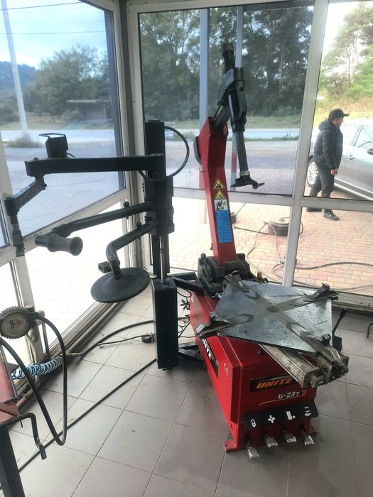 Шиномонтажний станок автомат з допоміжною рукою