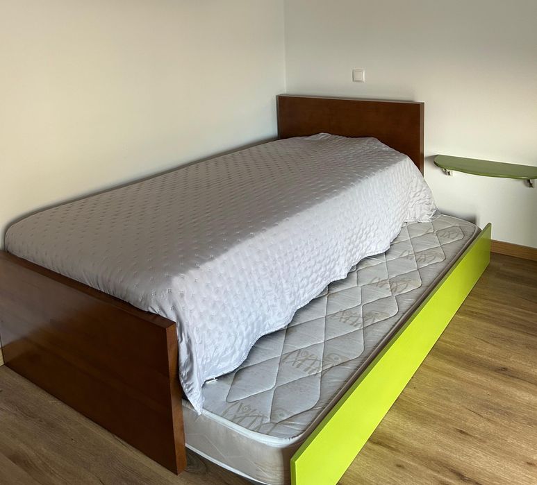 Cama individual com estrado elevatório