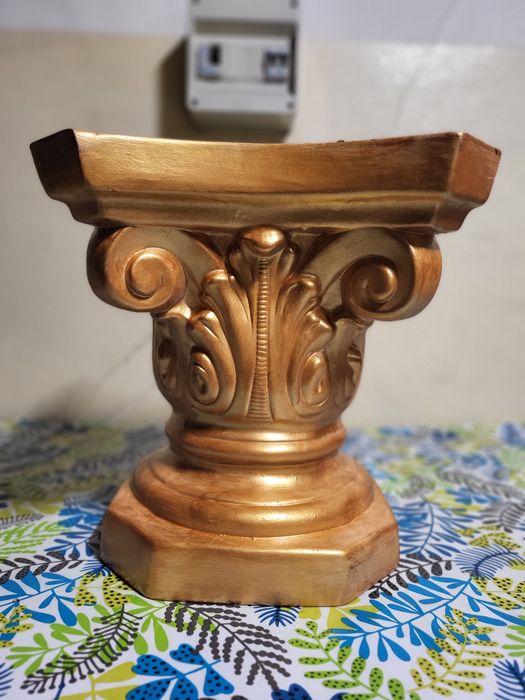 Floreira + base em dourado