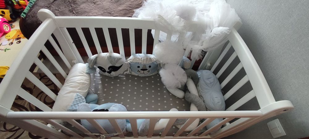 Дитяче ліжко  з матрасиком і подушками .

Термі