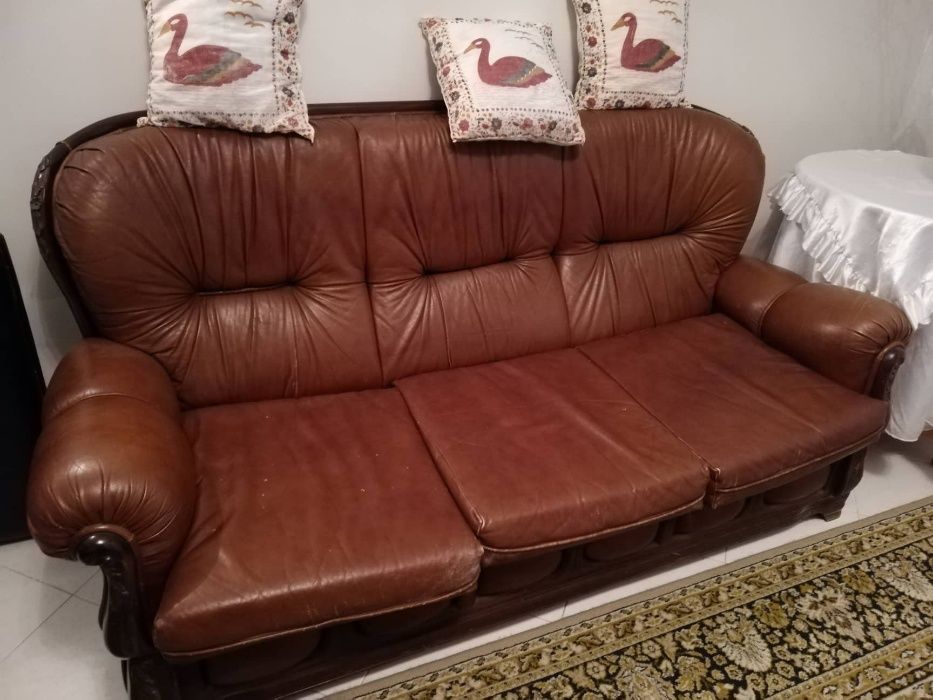 Vendo sofás em pele usado