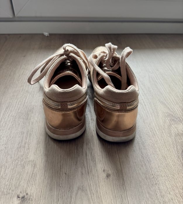 Zlote sneakersy Guess