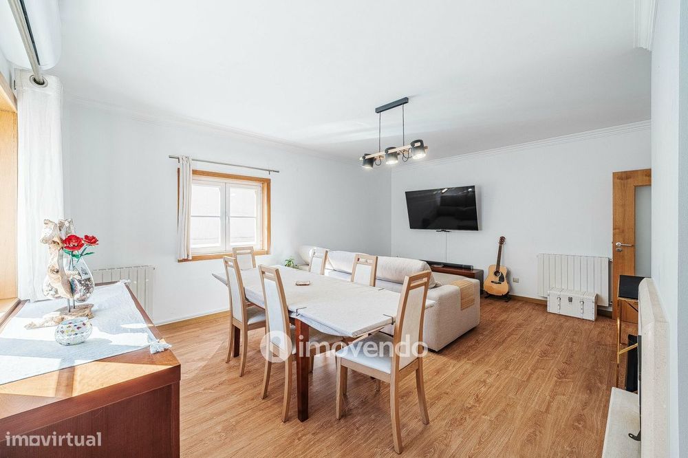 Apartamento T2 moderno, com estacionamento, nas Casas do Lago