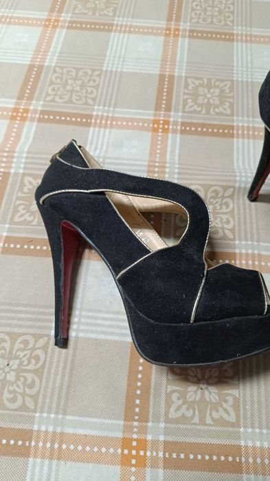 Sandália número 40. Novas nunca usadas.