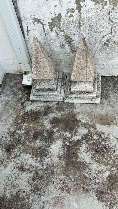 Vende se um jogo de mesa com três bancos  para jardim