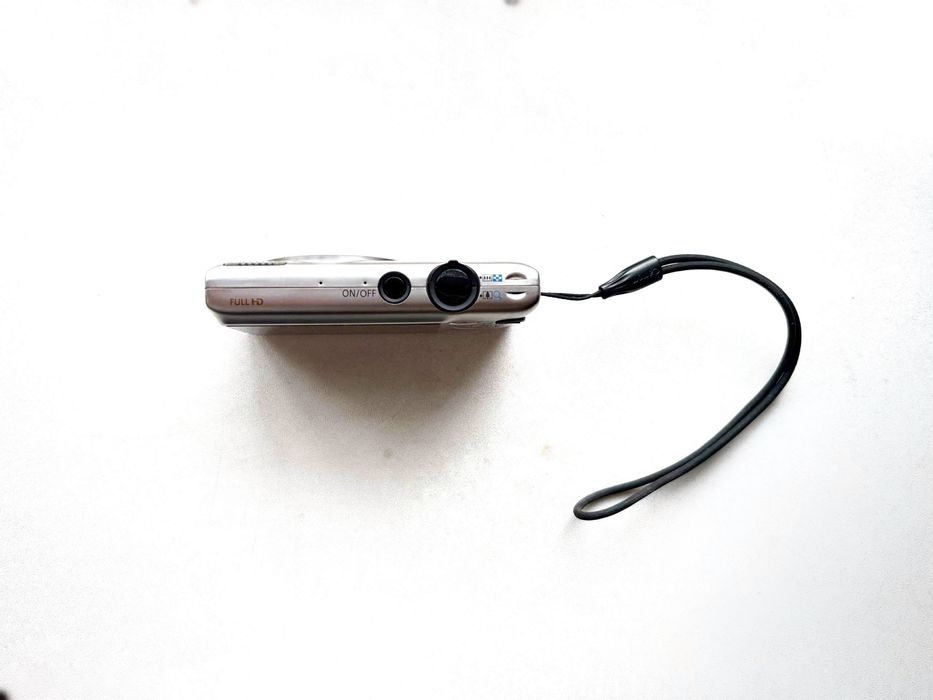 Фотоаппарат Canon IXUS 220 HS