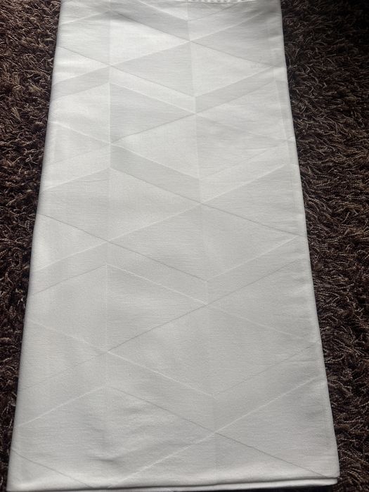 Duży biały obrus stołowy 135x275 cm.