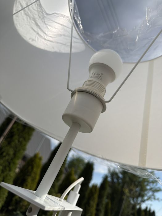 Lampa stojąca biała na metalowej stopie