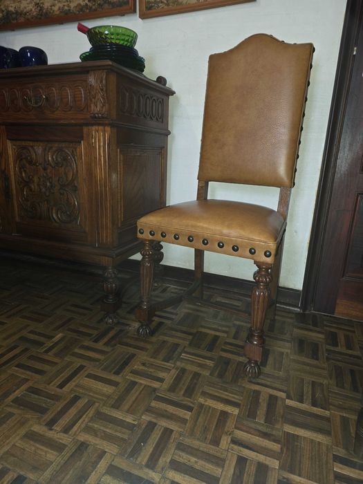 Cadeiras de sala em madeira de castanho