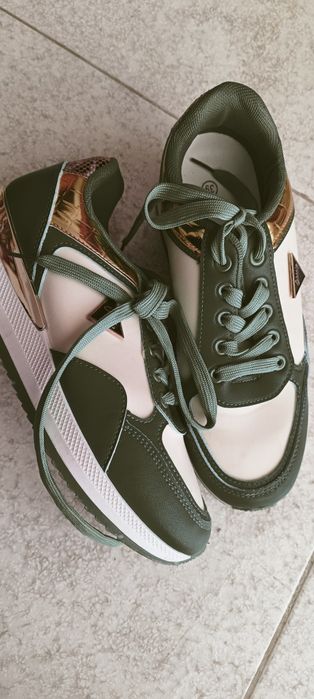 Sapatilhas verdes e douradas