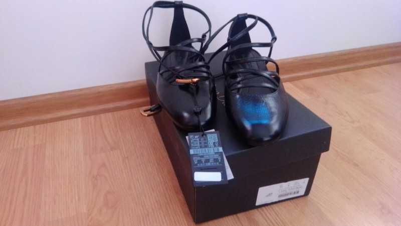 Sapatos/ Sandálias pretos com tacão  em pele 
Massimo Dutti  39
Novos