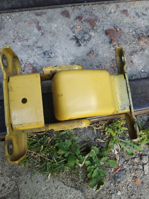 Петля задніх дверей Рено трафік