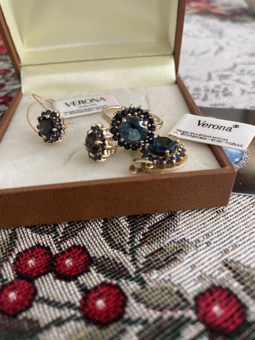 złote kolczyki i pierscionek z szafirami i topazami