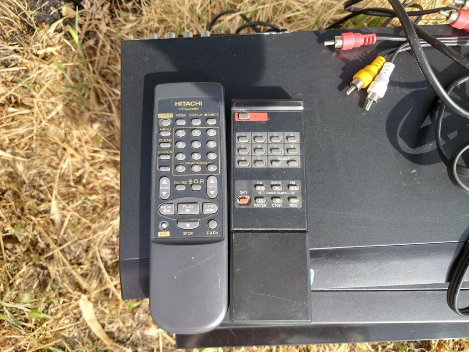 Лот Відеомагнітофон VHS Hitachi та DVD плеер Samsung
