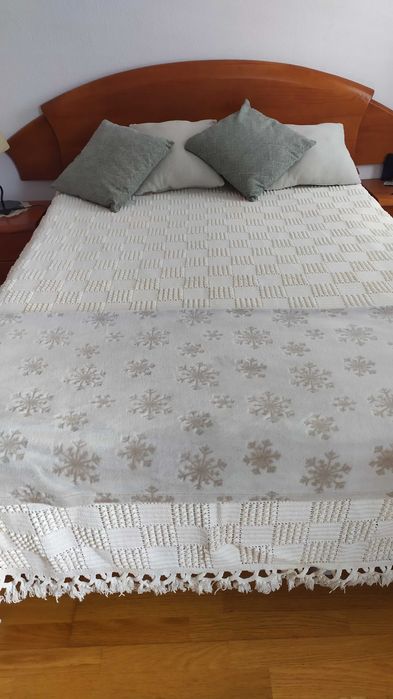 Colcha em renda feito à mão