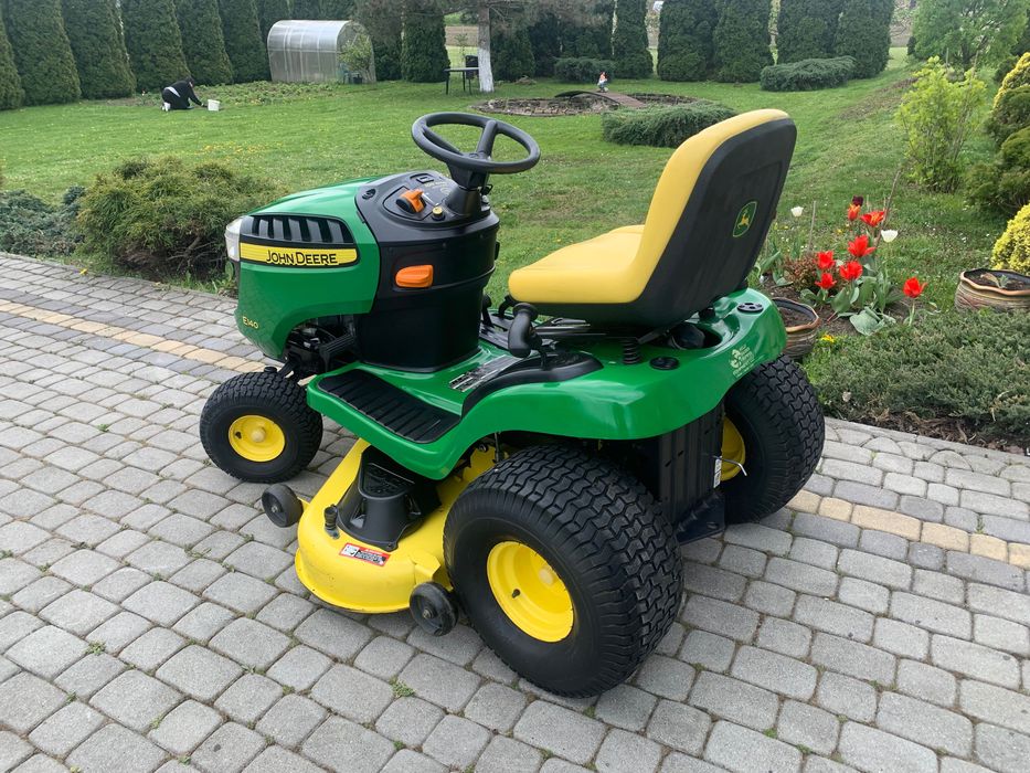 Profesjonalny traktorek JOHN DEERE model E140.