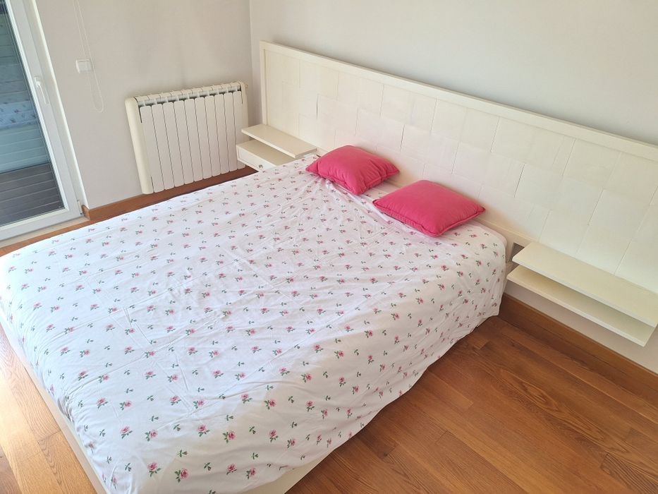 Cama branca de madeira maciça