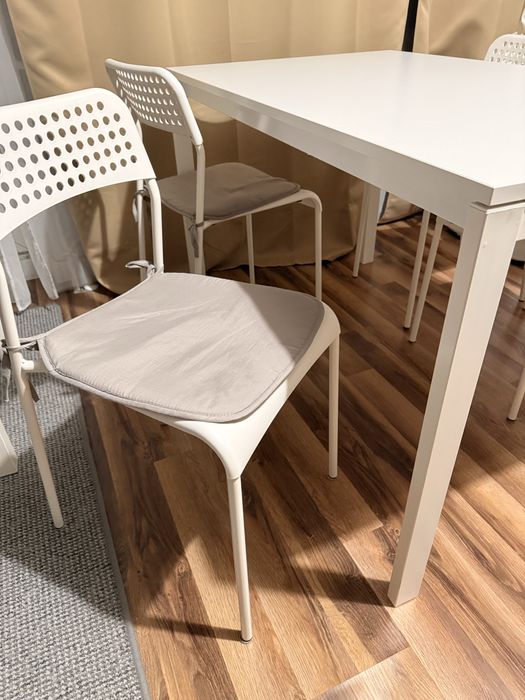 Biały stół Ikea i 4 krzesła