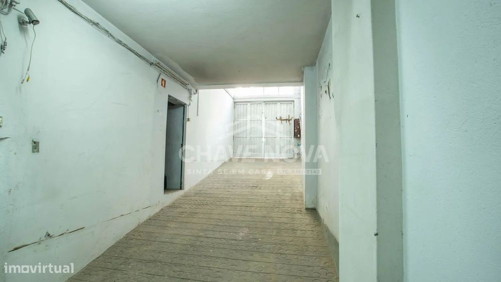 Garagem / Armazém Independente com 256m² na Avenida da República