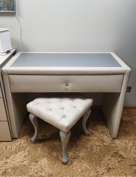 Toaletka z krzesłem