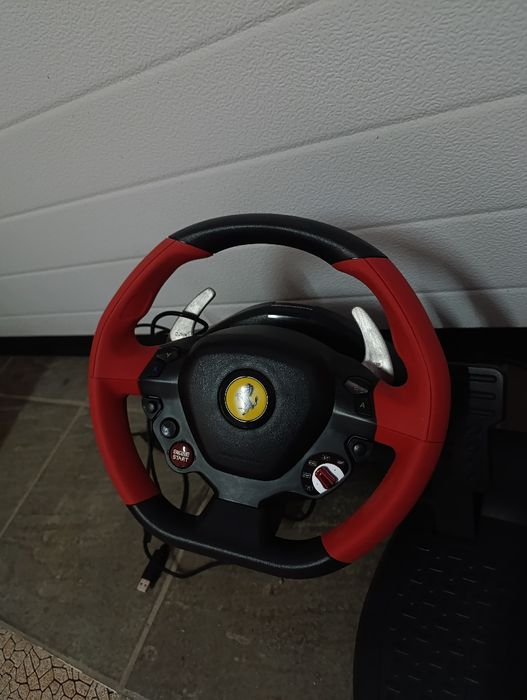 Vendo volante Ferrari para jogar com pedais incluídos