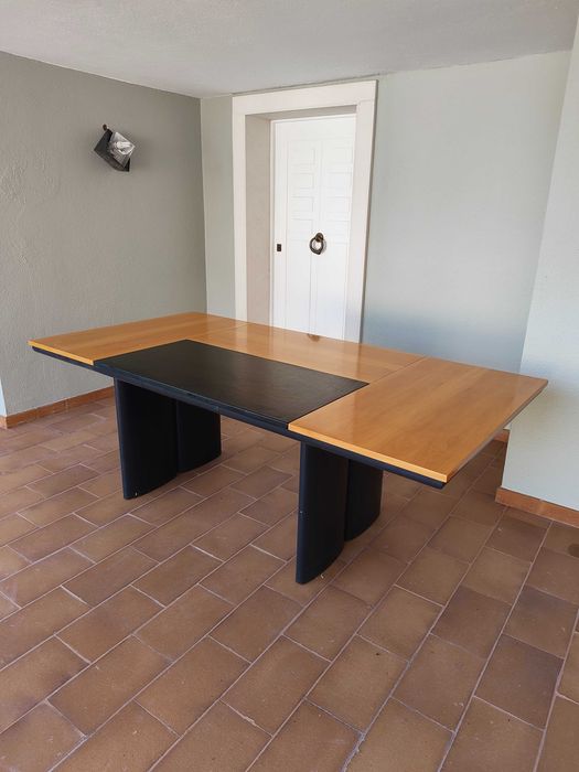 Mesa de escritório com uma parte em pele