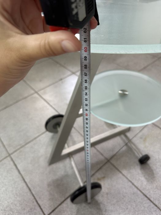 Mesa de apoio com rodas