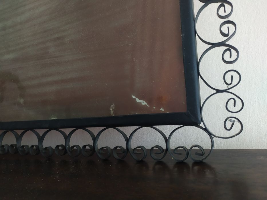 Stylowe zamglone lustro w metalowej ramie, metaloplastyka Vintage Boho