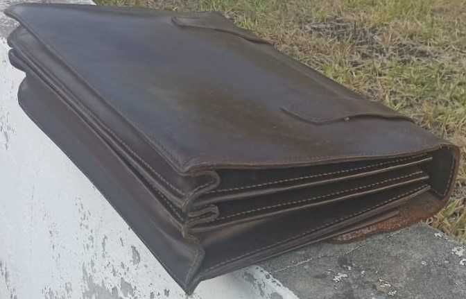 Mala em couro genuíno, de 1985.