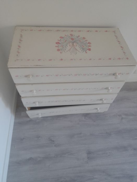 Cómoda em madeira branco para restauração