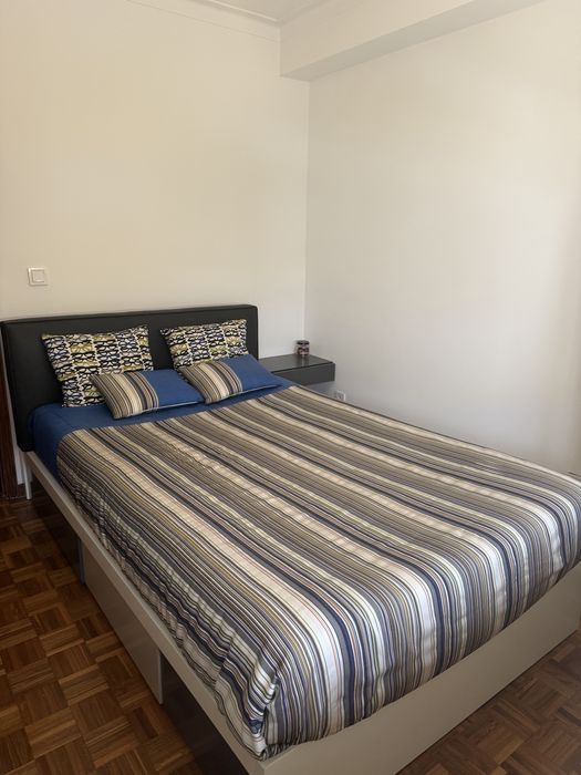 Cama de casal com cabeceira + cómoda + candeeiro