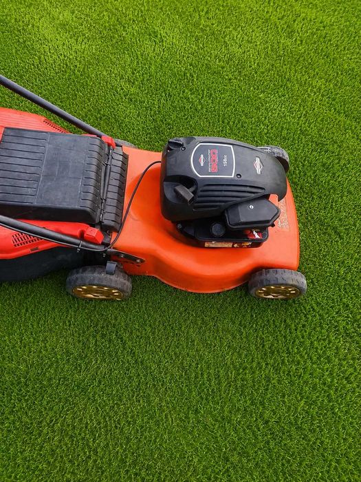 Kosiarka spalinowa do trawy Briggs and Stratton z koszem
