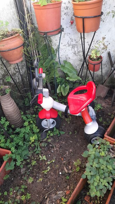 Triciclo para criança pequena