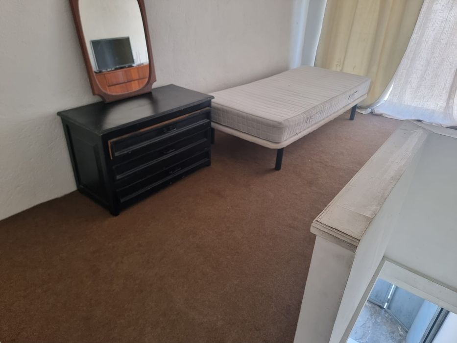 Quarto para solteiro em mezanino com janela para a rua