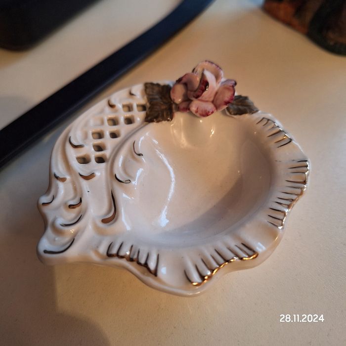 Popielniczka dekoracja z róża