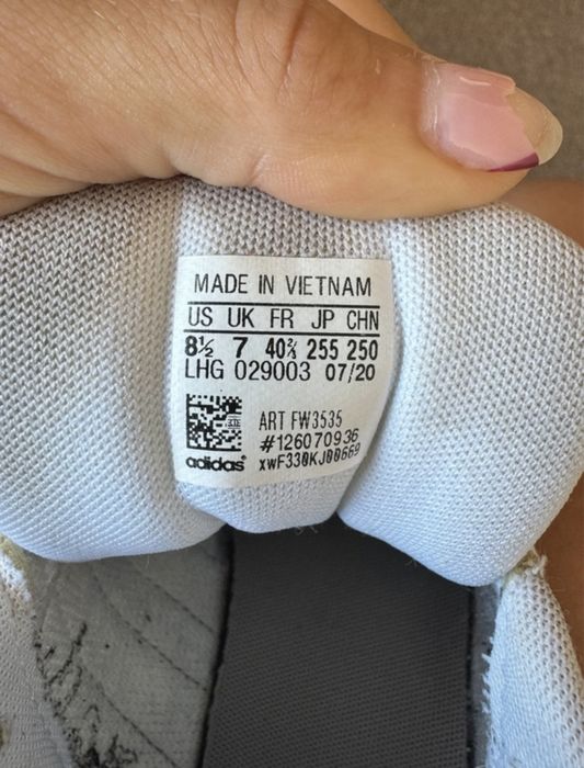 Sapatilha adidas branca com riscas prateadas