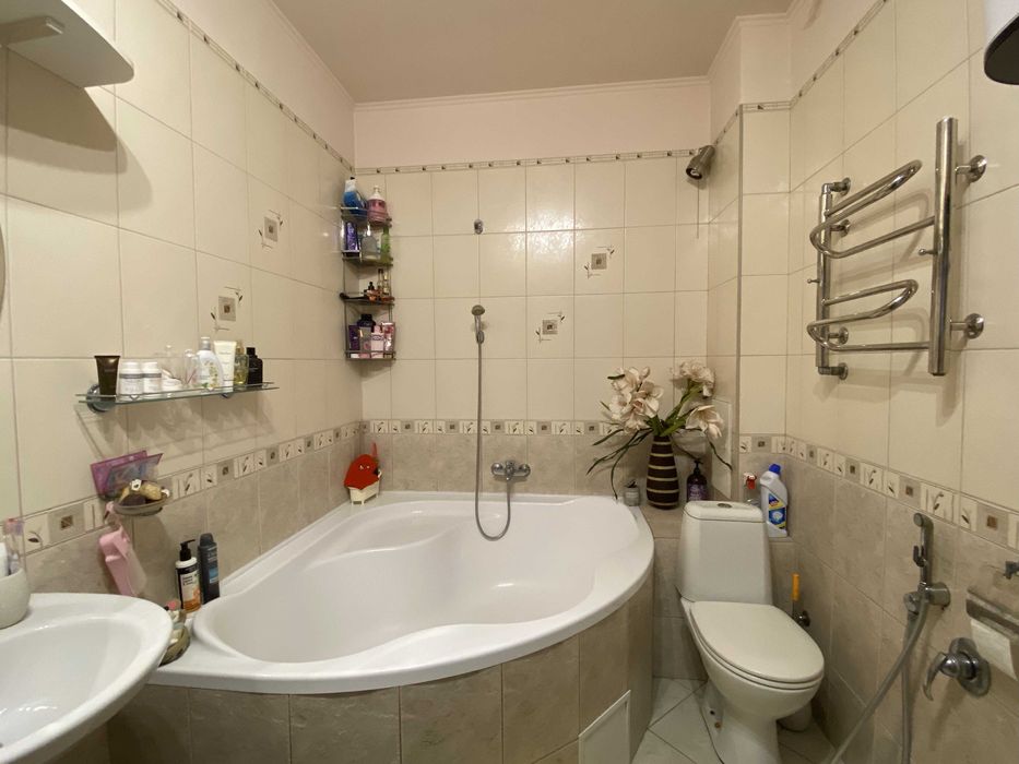 СРОЧНО 2 уровня 4 комн квартира с ремонтом Центр города.