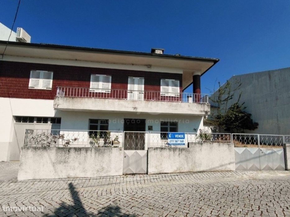 Moradia duplex espaçosa com 5 quartos e varanda - Lagoaça
