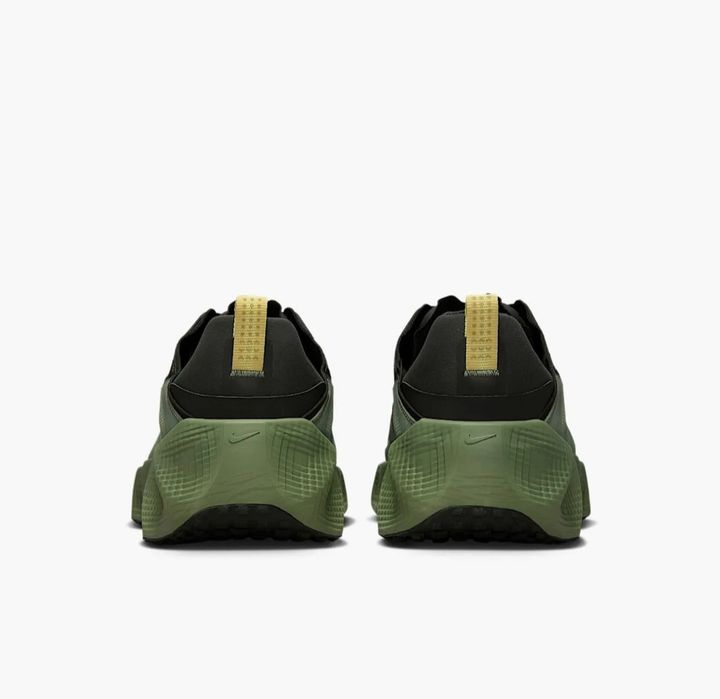 Нові кросівки Nike Ava Rover