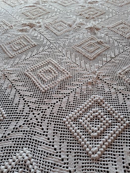 Coberta  branca em crochet, cama casal